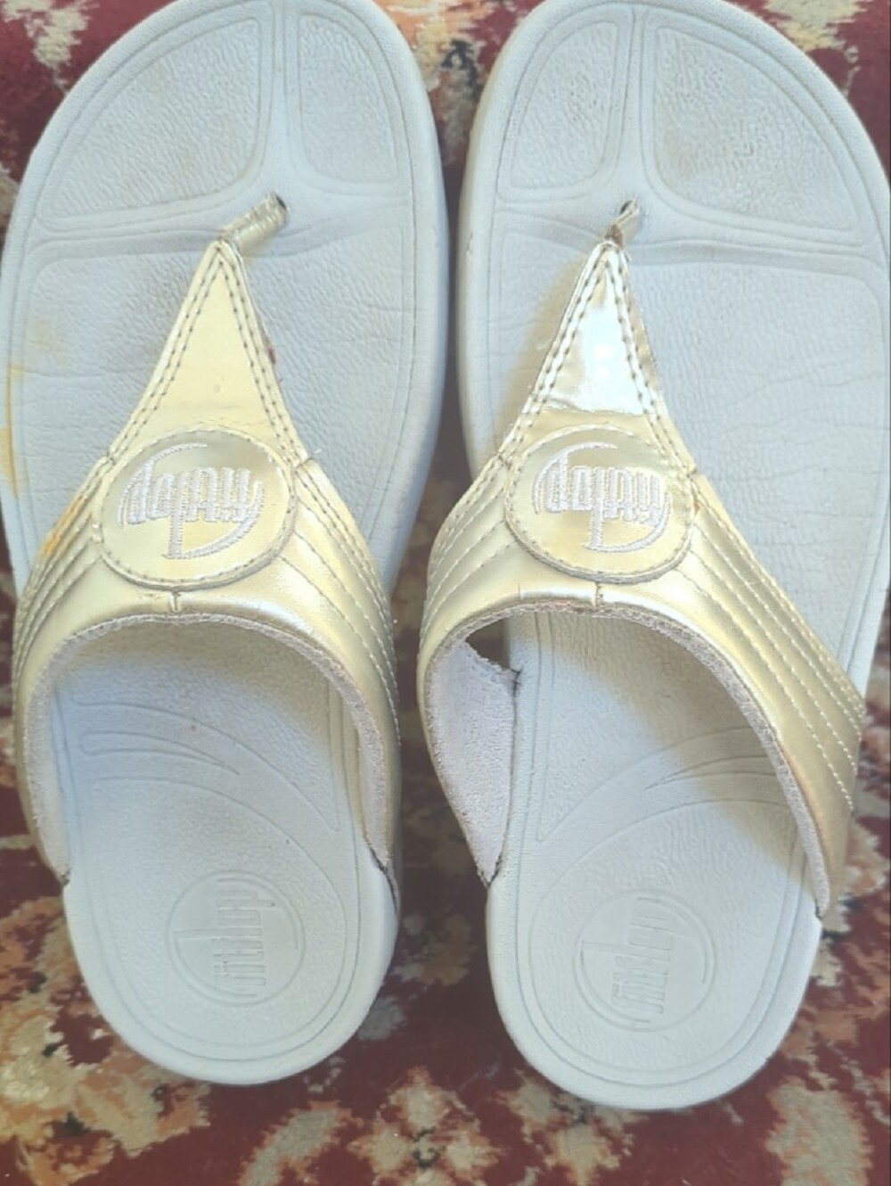 Fitflop Women’s Silver Metallic Thong Sandals with White Footbed.Size 5